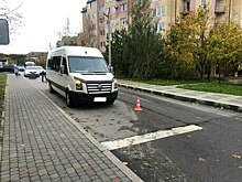 В Зеленоградске водитель микроавтобуса сдавал задом и сбил 65-летнюю женщину, которая вышла на дорогу