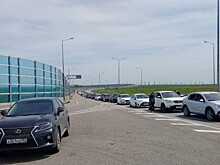 Туалеты и пункты выдачи воды установили у Крымского моста на Кубани