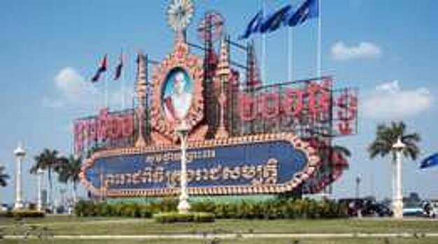 Полиция Камбоджи ищет блогеров, назвавших короля геем