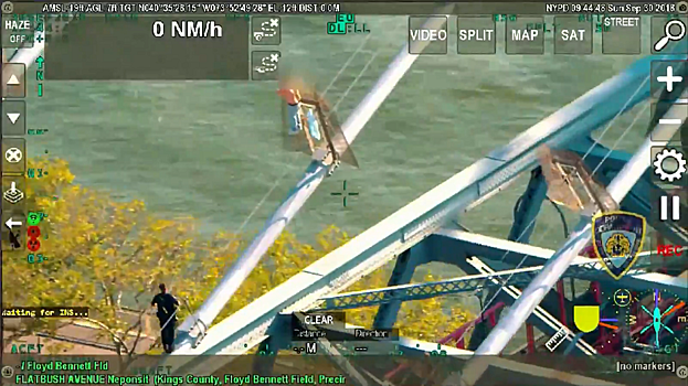 Полицейский карабкается на мост высотой 100 метров, чтобы спасти самоубийцу – видео