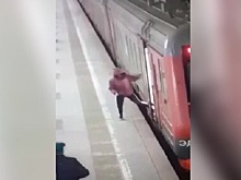 На московском вокзале электричка зажала женщине ногу и протащила её по перрону