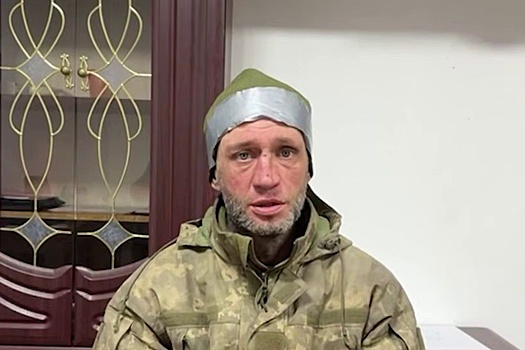 Боец ВСУ со скотчем на голове сдался, когда ему в блиндаж закинули мину