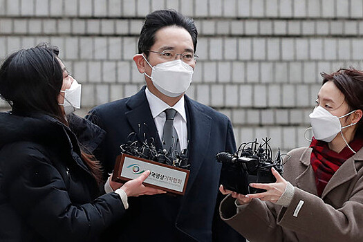 В Южной Корее массово требуют помилования наследника Samsung