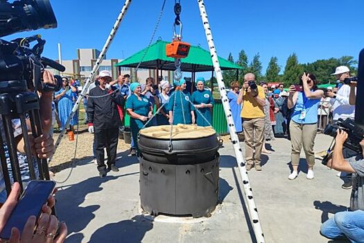 В Татарстане сварили самую большую в России удмуртскую кашу с мясом гуся