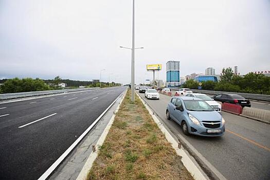 Водитель на элитном автомобиле снес киоск у монумента «Европа-Азия»