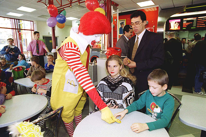Во время открытия девятого ресторана компании «Макдоналдс» на Большой Дорогомиловской улице в Москве, 1996 год