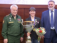 Замминистра обороны Панков вручил чемпионский кубок женской команде регби-клуба ЦСКА