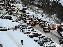 В Екатеринбурге эвакуируют машины с обочин