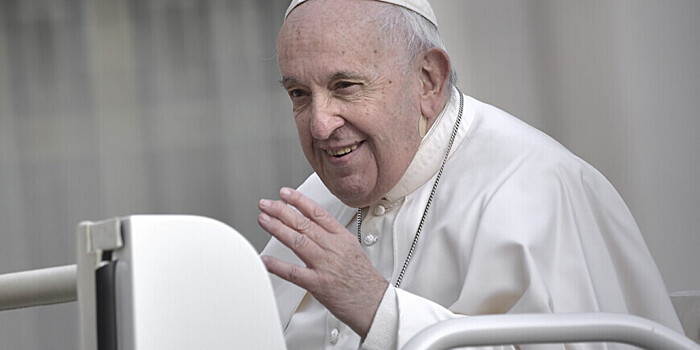 Папа римский отменил аудиенцию из-за простуды