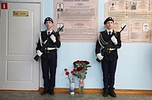В память о двух погибших во время СВО бойцах в ижевской школе №57 открыли стенд