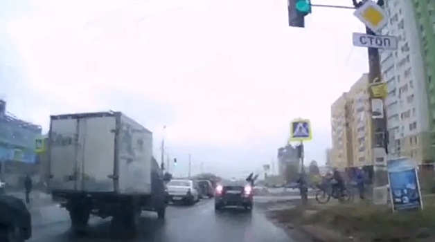 «Куда он мчится?»: в Дзержинске школьник угодил под машину, перебегая дорогу на красный свет