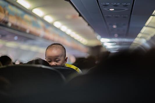 Стюардесса 5 часов успокаивала чужого ребенка во время полета