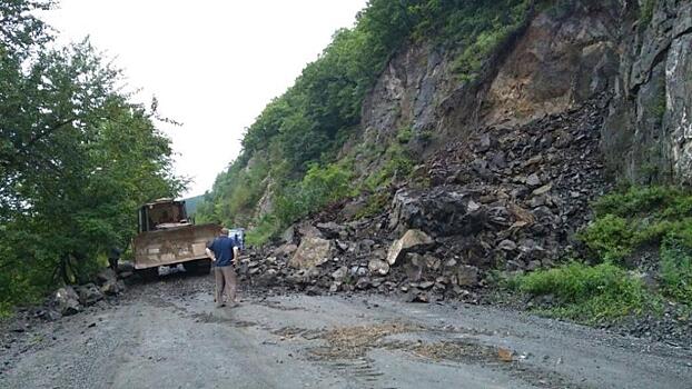 Оползень скальника сошел на трассу в Чугуевском районе
