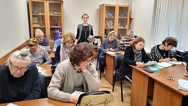 «Долголетов» района Черемушки ждут на занятиях по английскому языку