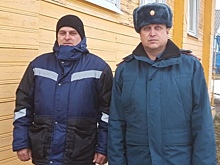 Сотрудник вологодского МЧС России и пенсионер спасли рыбака, провалившегося под лед