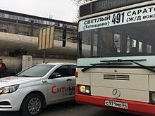 В Саратове такси врезалось в автобус с пассажирами