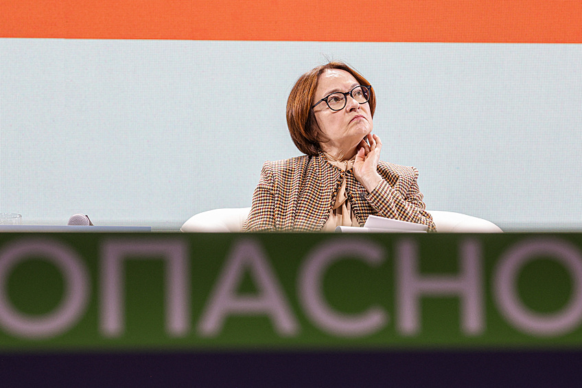 Председатель Центрального банка РФ Эльвира Набиуллина во время панельной дискуссии "Противостояние кибермошенничеству: консолидация усилий" в рамках форума "Кибербезопасности в финансах" в МВЦ "Екатеринбург-Экспо", февраль 2025 года