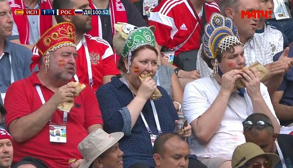 Кроме игроков сборной, внимание пользователей рунета привлекли 3 болельщика в кокошниках, которые во время матча «заедали нервы» 
