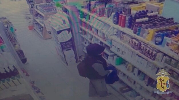 В Кирове разыскивают девушку, обокравшую магазин косметики