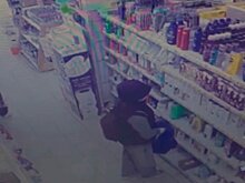 В Кирове разыскивают девушку, обокравшую магазин косметики