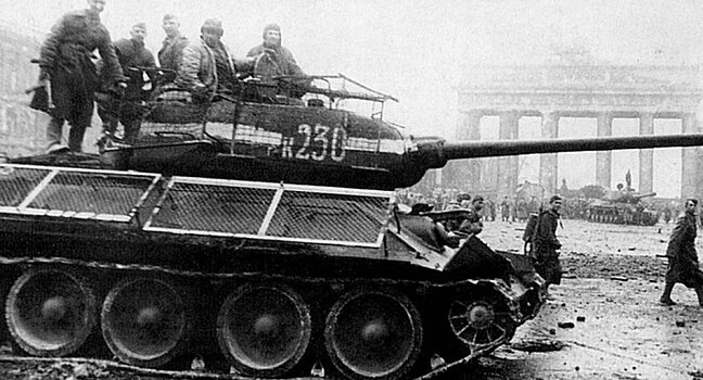 Почему башни всех советских танков в Берлине 45-го года украшала белая полоса?