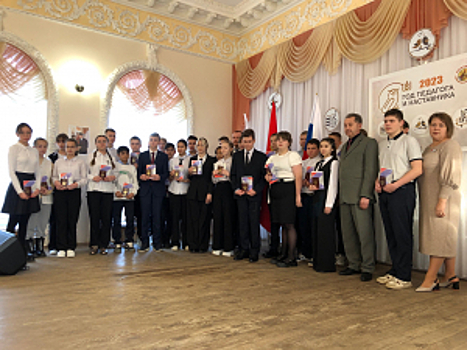 В День Конституции Российской Федерации юные оренбуржцы получили паспорта