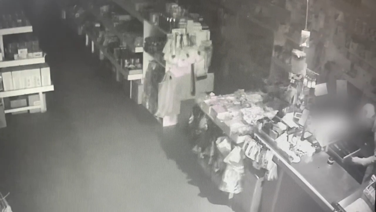 В Оренбурге мужчина залез в секонд-хенд через окно и украл 14,5 тысяч рублей
