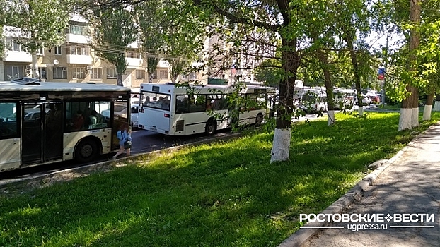 Пробки на Стачки: ростовчане добираются на работу пешком