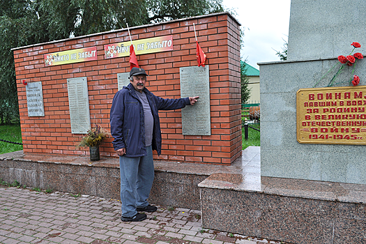 Жители села Поповка в складчину обновляют военный мемориал