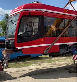 В Таганрог прибыл первый новый трамвай