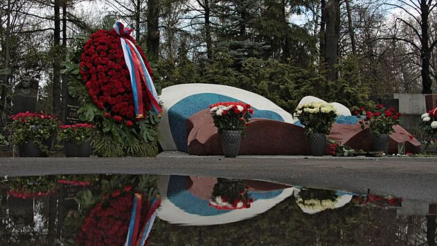 Путин и Медведев прислали цветы на могилу Ельцина