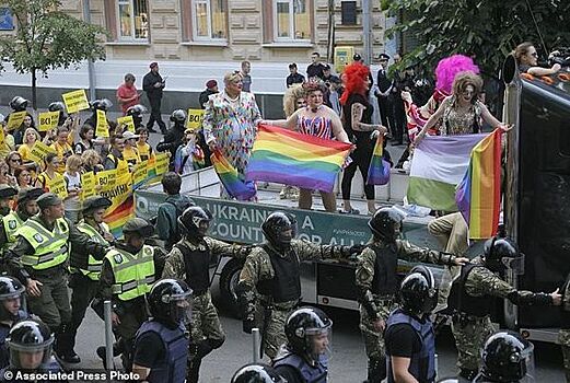 Зачем киевским властям гей-парад