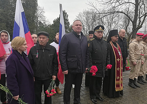 В Калининградской области военнослужащие Балтийской ВМБ почтили память красноармейца, погибшего при штурме Пиллау в апреле 1945 года