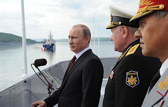 Путин поздравил российских военных с Днем защитника отечества