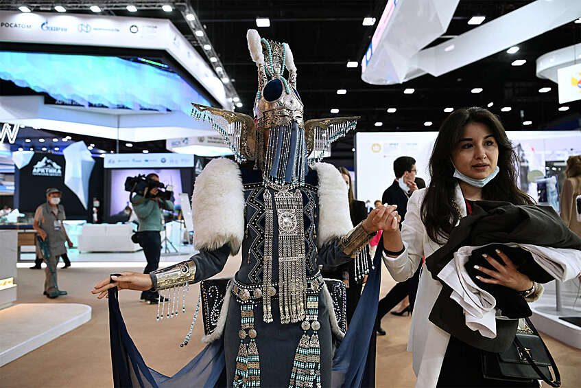 Девушка в национальном костюме на выставке XXV Петербургского международного экономического форума, 15 июня 2022 года