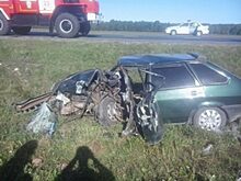 «Лада» превратилась в груду металла после столкновения со столбом