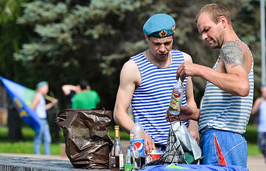 В Екатеринбурге в день ВДВ во время драки серьезно пострадал прохожий