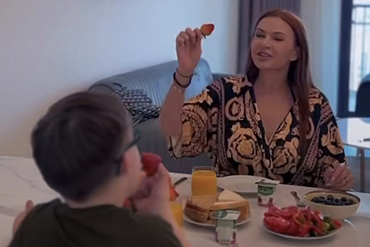 Эвелина Бледанс с сыном улетела из России