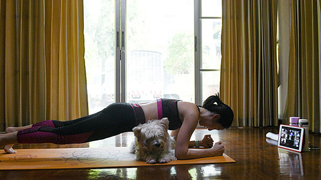 Занятия йогой. Занятия йогой. Ним йога. Красивое тело пилатес. Хатха йога.