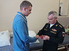Командующий Черноморским флотом адмирал Виктор Соколов вручил государственные награды и поздравил с Новым годом моряков-черноморцев находящихся на лечении в госпитале