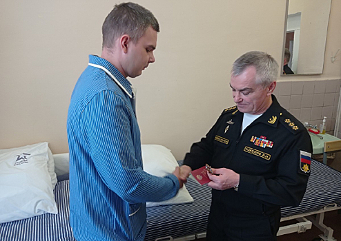 Командующий Черноморским флотом адмирал Виктор Соколов вручил государственные награды и поздравил с Новым годом моряков-черноморцев находящихся на лечении в госпитале