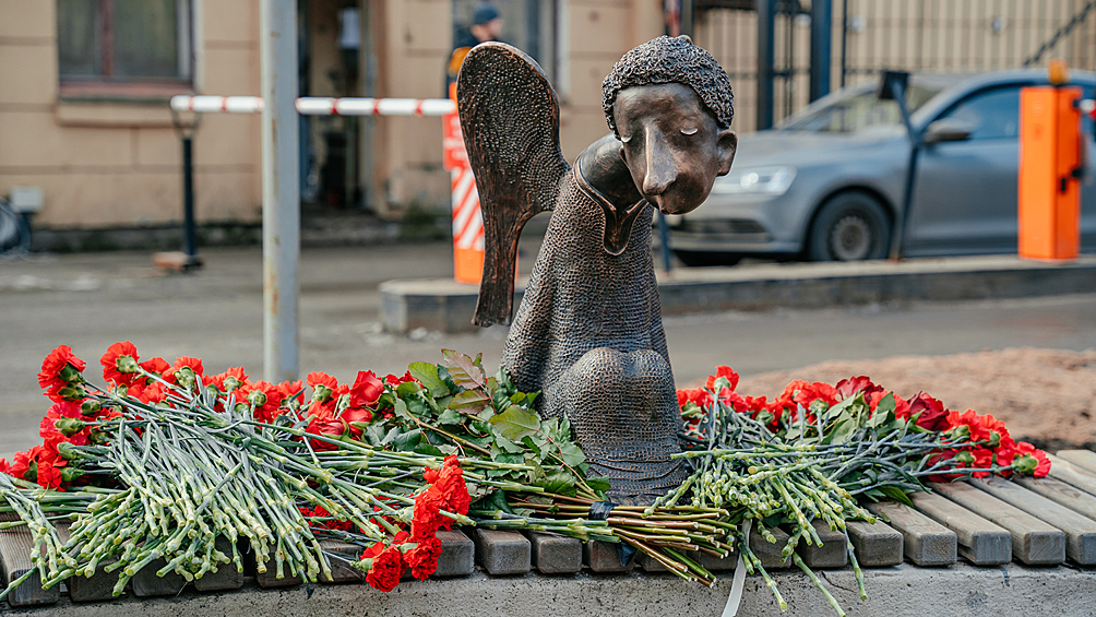 В начале марта 2021 года мемориал памяти медицинским работникам, погибшим в течение пандемии, открылся и в Петроградском районе Санкт-Петербурга на набережной реки Карповки. Эта скульптура из бронзы получила название "Печальный ангел". 