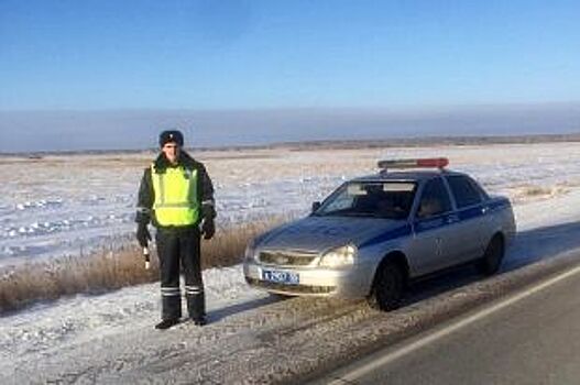 Сотрудник омской Госавтоинспекции оказал помощь водителю на загородной трассе