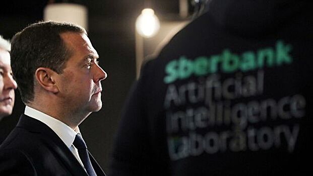 Робот «Сбербанка» доверил посылку не Медведеву, а Собянину: Он что-то знает?