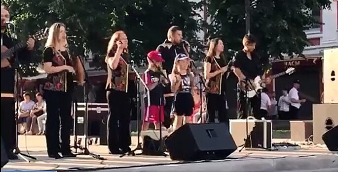 Дети руководителя региона Глеба Никитина выступили на Большой Покровской