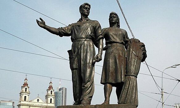 Посол РФ назвал абсурдным предложение Литвы по советским скульптурам