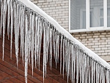 В Пскове собственники 100 зданий получили претензии из-за сосулек