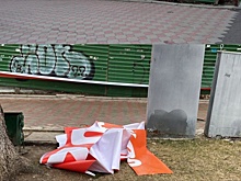 В Ессентуках задержали женщину, которая вытерла ноги о баннер к 80-летию Победы