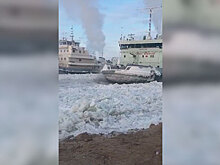 В Якутии во льдах застряли ледокол и паром
