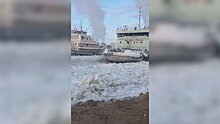 В Якутии во льдах застряли ледокол и паром